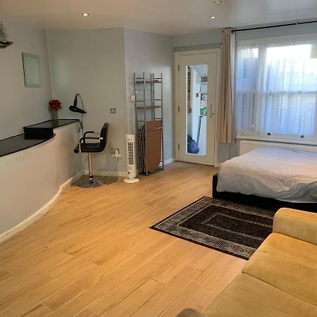 Studio Apartment - Entire Lower Ground Floor - Only 7 Mins Walk Kings Cross St Pancras Station 伦敦 外观 照片