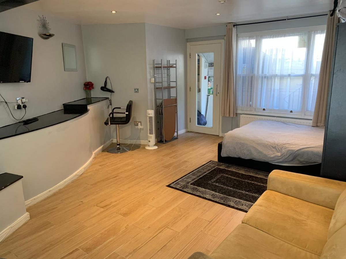 Studio Apartment - Entire Lower Ground Floor - Only 7 Mins Walk Kings Cross St Pancras Station 伦敦 外观 照片
